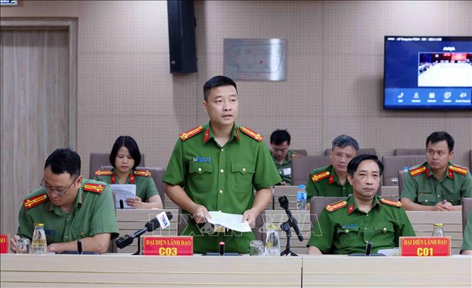 Thượng tá Vũ Thanh Tùng, Phó Cục trưởng Cục Cảnh sát điều tra tội phạm về tham nhũng, kinh tế, buôn lậu, Bộ Công an trả lời câu hỏi của phóng viên các cơ quan thông tấn, báo chí. Ảnh: Phạm Kiên – TTXVN