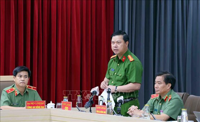 Đại tá Nguyễn Công Khôi, Phó Cục trưởng Cục Cảnh sát phòng chống tội phạm về môi trường, Bộ Công an trả lời câu hỏi của các phóng viên cơ quan thông tấn, báo chí. Ảnh: Phạm Kiên - TTXVN
