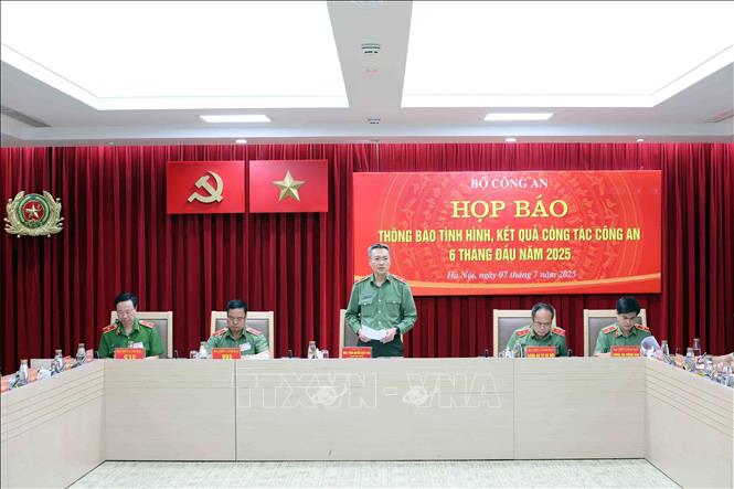 Major General Nguyen Quoc Toan, chief of the office and spokesperson of the Ministry of Public Security speaks at the press conference. VNA Photo: Phạm Kiên