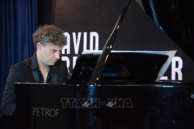 Nghệ sĩ dương cầm người Pháp David Greilsammer độc tấu piano “Tiên nữ, giấc mộng và điệu vũ”. Ảnh: Văn Dũng-TTXVN