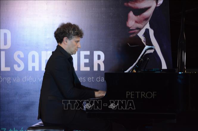 Nghệ sĩ dương cầm người Pháp David Greilsammer độc tấu piano “Tiên nữ, giấc mộng và điệu vũ”. Ảnh: Văn Dũng-TTXVN