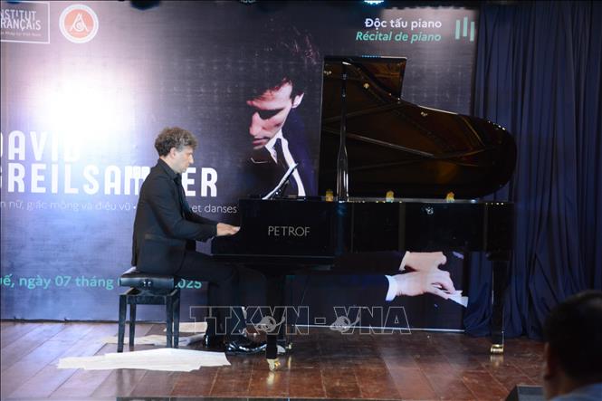Nghệ sĩ dương cầm người Pháp David Greilsammer độc tấu piano “Tiên nữ, giấc mộng và điệu vũ”. Ảnh: Văn Dũng-TTXVN