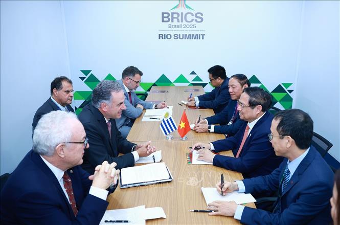 Thủ tướng Phạm Minh Chính trong cuộc gặp Tổng thống Uruguay Yamandú Orsi. Ảnh: Dương Giang-TTXVN 