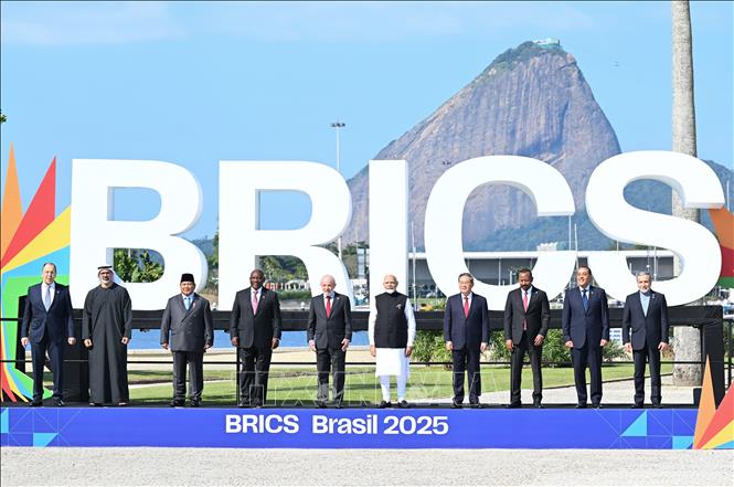 Đại diện các nước BRICS chụp ảnh chung tại Hội nghị thượng đỉnh BRICS ở Rio de Janeiro, Brazil, ngày 6/7/2025. Ảnh: THX/TTXVN