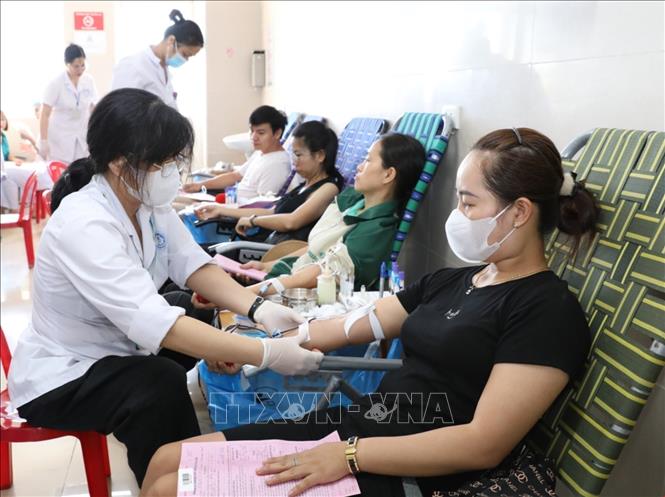 Các tình nguyện viên tham gia hiến máu khẩn cấp. Ảnh: Đức Phương - TTXVN