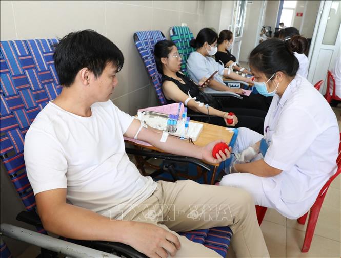 Các tình nguyện viên tham gia hiến máu khẩn cấp. Ảnh: Đức Phương - TTXVN