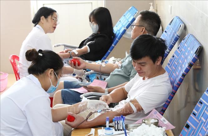 Các tình nguyện viên tham gia hiến máu khẩn cấp. Ảnh: Đức Phương - TTXVN