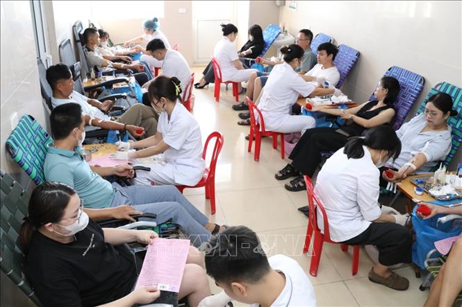 Các tình nguyện viên tham gia hiến máu khẩn cấp. Ảnh: Đức Phương - TTXVN