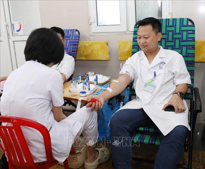 Một bác sỹ của Bệnh viện Đa khoa tỉnh Ninh Bình tham gia hiến máu khẩn cấp. Ảnh: Đức Phương - TTXVN
