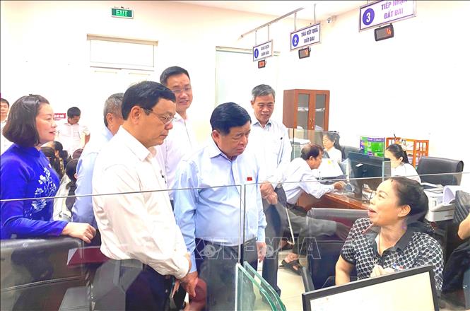 Phó Thủ tướng Nguyễn Chí Dũng kiểm tra tình hình tổ chức vận hành chính quyền hai cấp tại phường Đồng Hới, tỉnh Quảng Trị. Ảnh: Võ Dung - TTXVN