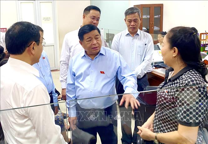 Phó Thủ tướng Nguyễn Chí Dũng kiểm tra tình hình tổ chức vận hành chính quyền hai cấp tại phường Đồng Hới, tỉnh Quảng Trị. Ảnh: Võ Dung - TTXVN