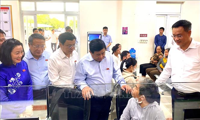 Phó Thủ tướng Nguyễn Chí Dũng kiểm tra tình hình tổ chức vận hành chính quyền hai cấp tại phường Đồng Hới, tỉnh Quảng Trị. Ảnh: Võ Dung - TTXVN