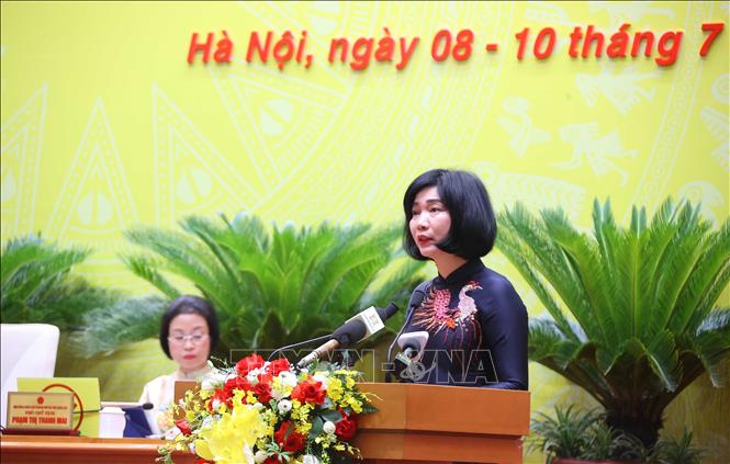 Phó Chủ tịch Thường trực HĐND thành phố Hà Nội Phùng Thị Hồng Hà trình bày báo cáo hoạt động của HĐND tại Kỳ họp. Ảnh: Văn Điệp - TTXVN


