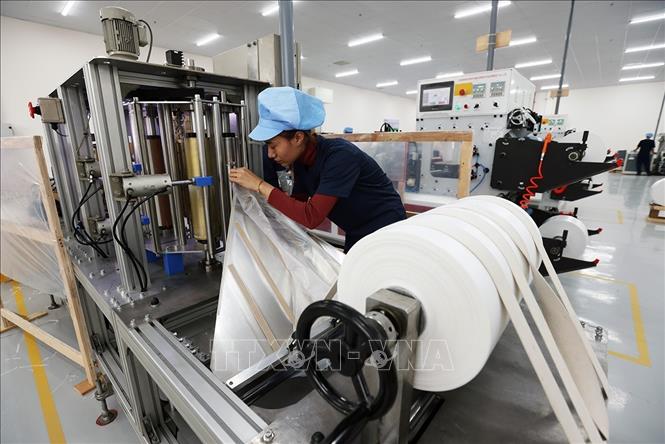 Dây chuyền sản xuất túi nhựa dùng trong lĩnh vực đóng gói hàng hoá ở nhà máy của Công ty TNHH Malpensa Plant Việt Nam (100% vốn Nhật Bản), khu công nghiệp Chân Mây, thành phố Huế. Ảnh: Vũ Sinh - TTXVN