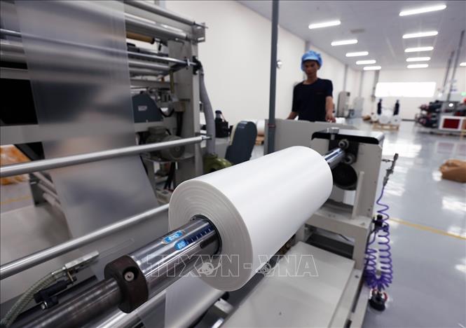 Dây chuyền sản xuất túi nhựa dùng trong lĩnh vực đóng gói hàng hoá ở nhà máy của Công ty TNHH Malpensa Plant Việt Nam (100% vốn Nhật Bản), khu công nghiệp Chân Mây, thành phố Huế. Ảnh: Vũ Sinh - TTXVN
