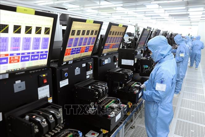 Dây chuyền sản xuất mô đun camera và linh kiện điện tử xuất khẩu tại nhà máy của Công ty TNHH MCNEX VINA (100% vốn Hàn Quốc), khu công nghiệp Phúc Sơn, tỉnh Ninh Bình. Ảnh: Vũ Sinh – TTXVN