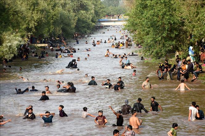 Người dân tắm mát trong ngày nắng nóng tại Lahore, Pakistan. Ảnh: THX/TTXVN