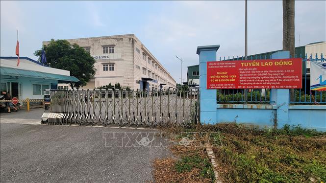 Bảng tuyển dụng lao động tại một công ty ở Hưng Yên. Ảnh Mạnh Khánh-TTXVN