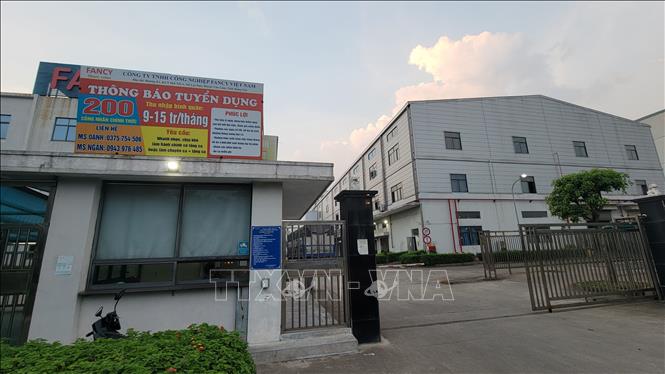 Bảng tuyển dụng lao động tại một Công ty ở Hưng Yên. Ảnh: Mạnh Khánh-TTXVN
