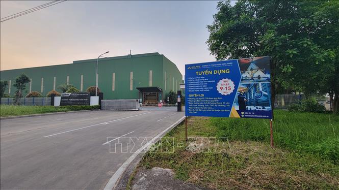 Bảng tuyển dụng được đặt ở những vị trí bắt mắt để chiêu lao động vào làm việc. Ảnh: Mạnh Khánh-TTXVN