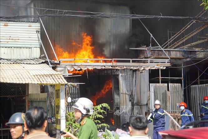 Hiện trường vụ cháy tại nhà kho chứa vải ở phường An Khê, thành phố Đà Nẵng. Ảnh: TTXVN phát