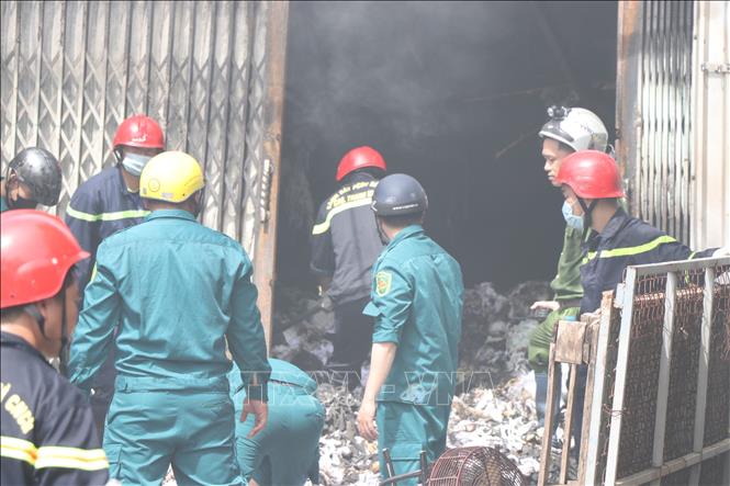 Lực lượng chức năng khống chế đám cháy tại nhà kho chứa vải ở phường An Khê, thành phố Đà Nẵng. Ảnh: Khoa Chương - TTXVN