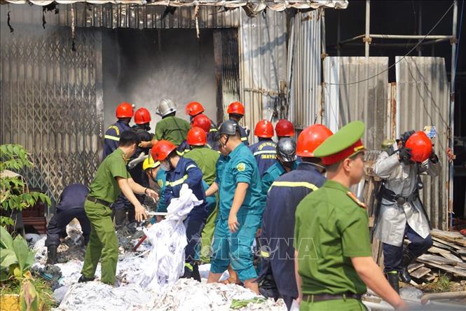Lực lượng chức năng khống chế đám cháy tại nhà kho chứa vải ở phường An Khê, thành phố Đà Nẵng. Ảnh: Khoa Chương - TTXVN