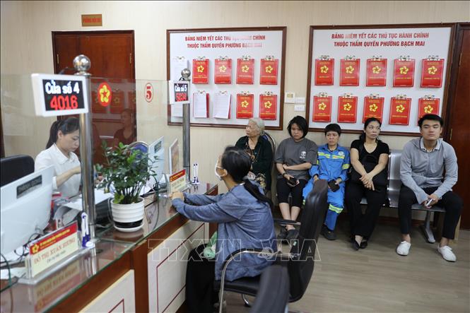 Đông đảo người dân đến làm thủ tục hành chính công tại phường Bạch Mai. Ảnh: Quốc Lũy - TTXVN