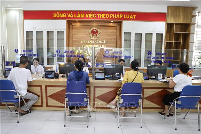 Người dân đén làm thủ tục hành chính công tại phường Kim Liên. Ảnh: Quốc Lũy - TTXVN