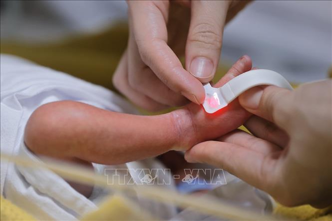 Cùng với sự tiến bộ của khoa học kỹ thuật, sự nâng đỡ yêu thương của các “từ mẫu áo trắng” tại Trung tâm đã giúp nhiều trẻ hồi sinh, trở về với vòng tay yêu thương của bố mẹ. Ảnh: Minh Quyết – TTXVN