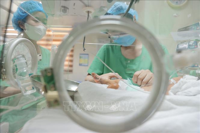Cùng với sự tiến bộ của khoa học kỹ thuật, sự nâng đỡ yêu thương của các “từ mẫu áo trắng” tại Trung tâm đã giúp nhiều trẻ hồi sinh, trở về với vòng tay yêu thương của bố mẹ. Ảnh: Minh Quyết – TTXVN
