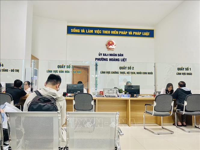 Tại UBND phường Hoàng Liệt, sáng 8/7, lượng người dân đến làm thủ tục hành chính ở mức ổn định Ảnh: Tuyết Mai - TTXVN
