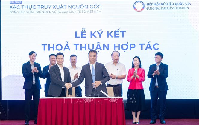 Lễ ký kết Thỏa thuận hợp tác về việc hỗ trợ ứng dụng công nghệ định danh xác thực truy xuất nguồn gốc cho doanh nghiệp giữa Công ty Cổ phần Dược phẩm ECO và Công ty Cổ phần Tập đoàn PILA. Ảnh: Hoàng Vân - TTXVN