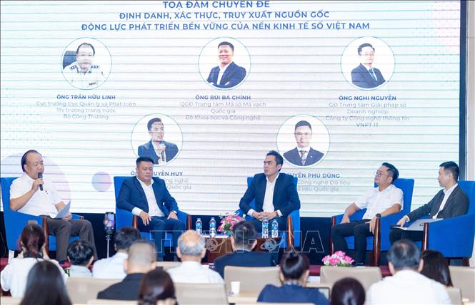 Các đại biểu chia sẻ tại buổi tọa đàm Định danh, xác thực, truy xuất nguồn gốc động lực phát triển bền vững của nền kinh tế số Việt Nam. Ảnh: Hoàng Vân - TTXVN