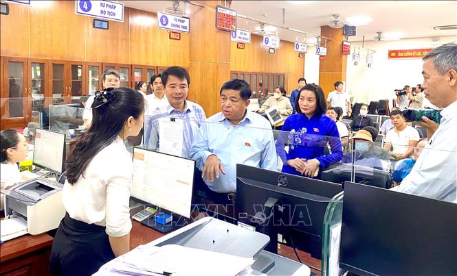Phó Thủ tướng Nguyễn Chí Dũng kiểm tra tình hình tổ chức vận hành chính quyền hai cấp tại tỉnh Quảng Trị. Ảnh: Võ Dung - TTXVN