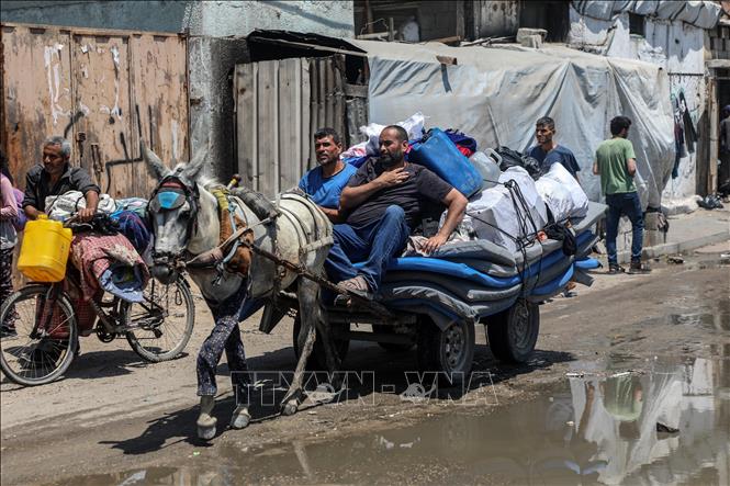 Người dân đi sơ tán tránh xung đột tại al-Tuffah, Gaza. Ảnh: THX/TTXVN