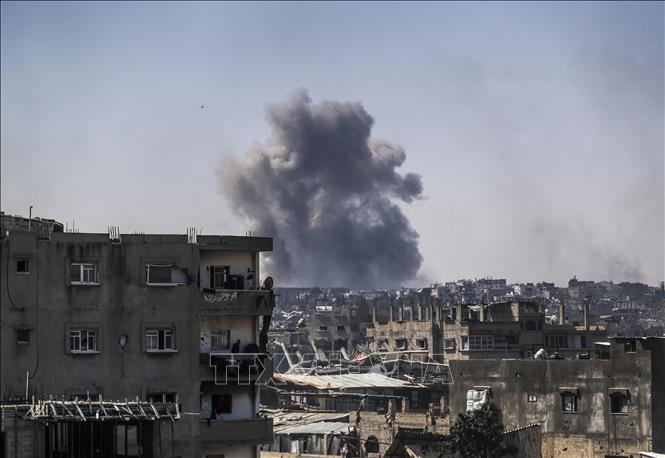 Khói bốc lên sau vụ không kích của Israel xuống thành phố Gaza, ngày 19/4/2025. Ảnh: THX/TTXVN