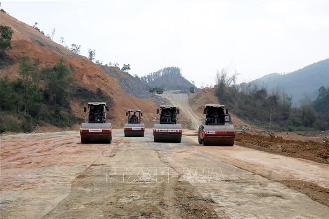 Thi công dự án cao tốc cửa khẩu Hữu Nghị - Chi Lăng. Ảnh: Văn Đạt - TTXVN