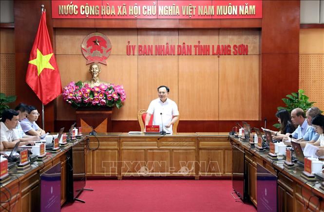 Phó Chủ tịch UBND tỉnh Lạng Sơn Lương Trọng Quỳnh yêu cầu, các đơn vị liên quan tập trung giải phóng mặt bằng, thi công hai dự án cao tốc qua địa bàn tỉnh. Ảnh: Văn Đạt - TTXVN