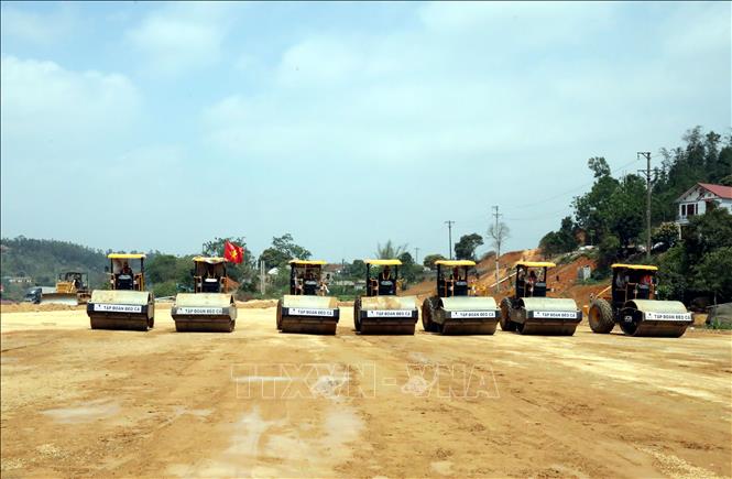Thi công dự án cao tốc cửa khẩu Hữu Nghị - Chi Lăng. Ảnh: Văn Đạt - TTXVN