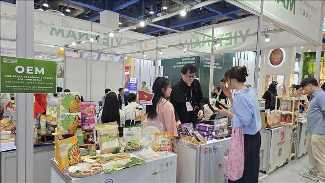 Khách nước ngoài tham quan gian hàng Việt Nam. Ảnh: Đức Thắng - P/v TTXVN tại Hàn Quốc
