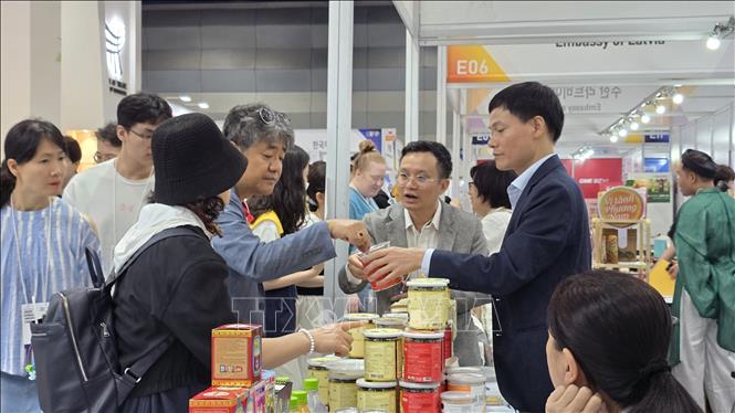 Khách nước ngoài tham quan và mua các sản phẩm của gian hàng Việt Nam chất lượng cao tham gia hội chợ. Ảnh: Đức Thắng - P/v TTXVN tại Hàn Quốc
