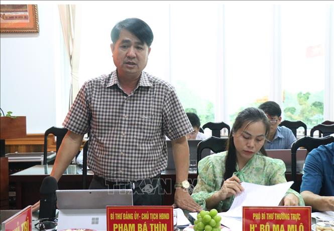 Ông Phạm Bá Thìn, Bí thư Đảng ủy, Chủ tịch HĐND xã Krông Năng phát biểu. Ảnh: Tuấn Anh - TTXVN