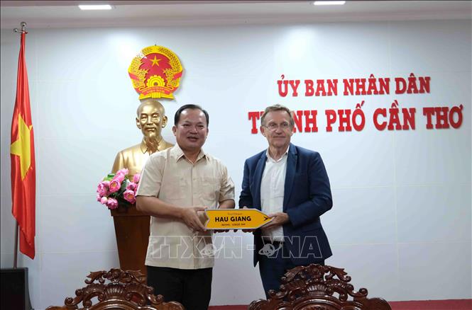 Ông Herve Conan, Giám đốc AFD Việt Nam tặng quà cho Phó Chủ tịch UBND thành phố Cần Thơ Nguyễn Văn Hòa. Ảnh: Thanh Liêm - TTXVN