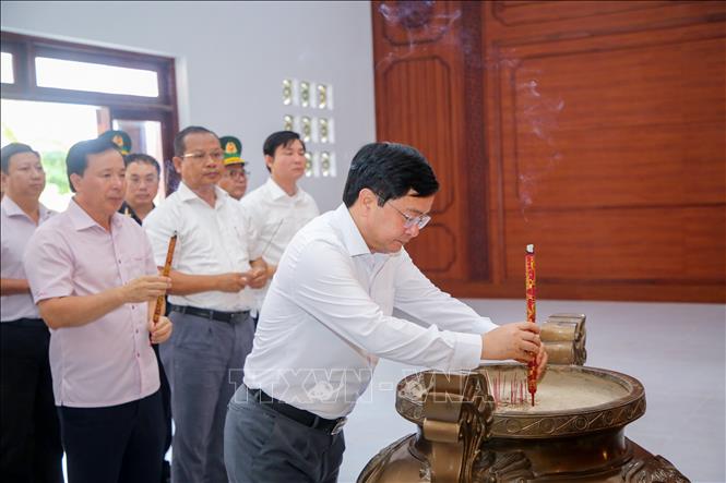 Bí thư Tỉnh ủy Tây Ninh Nguyễn Văn Quyết dâng hương tại Nhà tưởng niệm Chủ tịch Hồ Chí Minh thuộc Di tích lịch sử Căn cứ Trung ương Cục miền Nam. Ảnh: Giang Phương - TTXVN