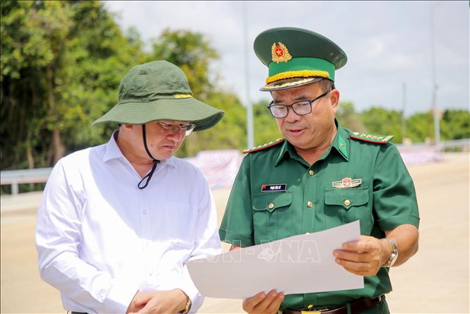 Bí thư Tỉnh ủy Tây Ninh Nguyễn Văn Quyết (trái) nghe báo cáo tại Dự án xây dựng cửa khẩu quốc tế Tân Nam. Ảnh: Giang Phương - TTXVN