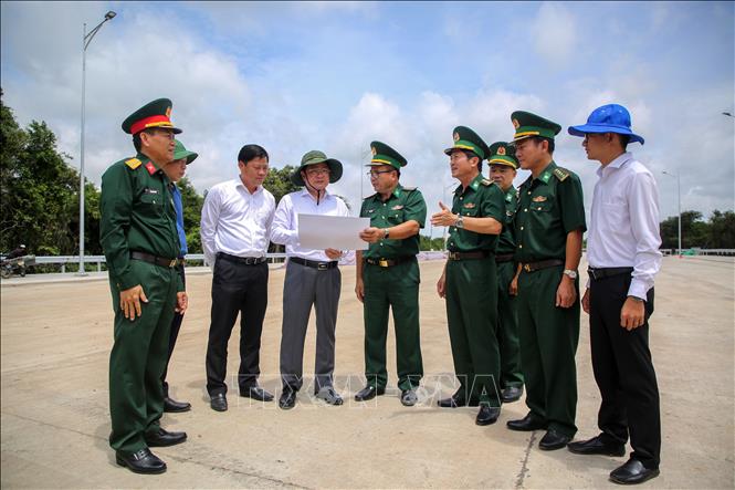 Lãnh đạo Ban Chỉ huy Bộ đội Biên phòng Tây Ninh báo cáo về tình hình quản lý biên giới tại Dự án xây dựng cửa khẩu quốc tế Tân Nam. Ảnh: Giang Phương - TTXVN