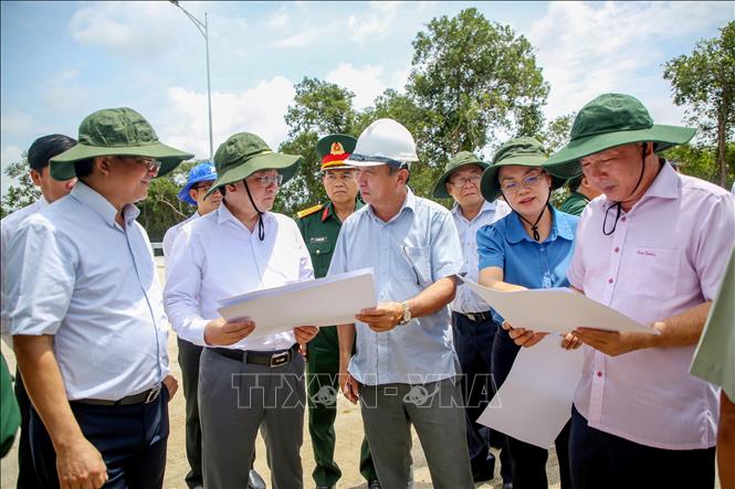 Đoàn công tác của Bí thư Tỉnh ủy Nguyễn Văn Quyết và Chủ tịch UBND tỉnh Tây Ninh Nguyễn Văn Út nghe báo cáo về Dự án xây dựng cửa khẩu quốc tế Tân Nam . Ảnh: Giang Phương - TTXVN