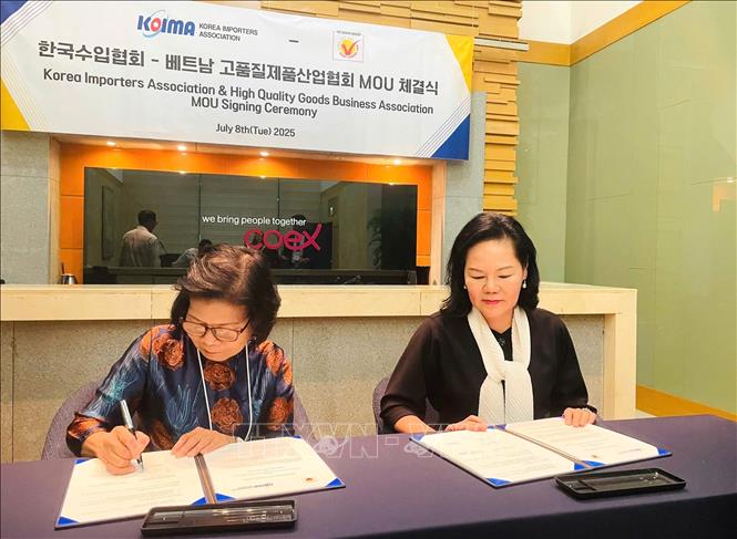 Bà Vũ Kim Hạnh, Chủ tịch Hội doanh nghiệp hàng Việt Nam chất lượng cao (người ngồi bên trái) ký kết bản ghi nhớ (MOU) hợp tác giữa Hội Doanh nghiệp Hàng Việt Nam Chất lượng cao và Hiệp hội các nhà nhập khẩu Hàn Quốc (KOIMA). Ảnh: Đức Thắng - P/v TTXVN tại Hàn Quốc