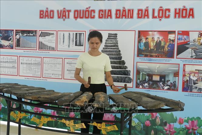 Bộ đàn đá để phục vụ khách tham quan thưởng thức âm nhạc. Ảnh: K GỬIH -TTXVN

